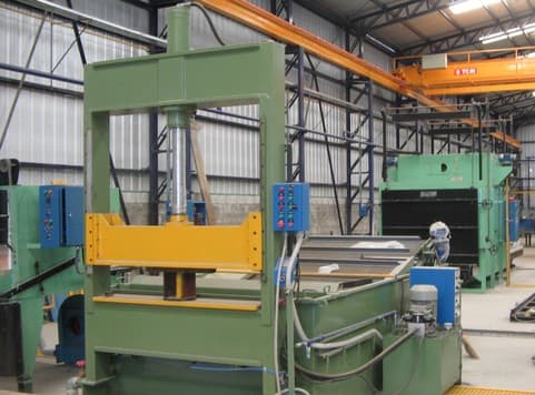 Equipo industrial en proceso de fabricación